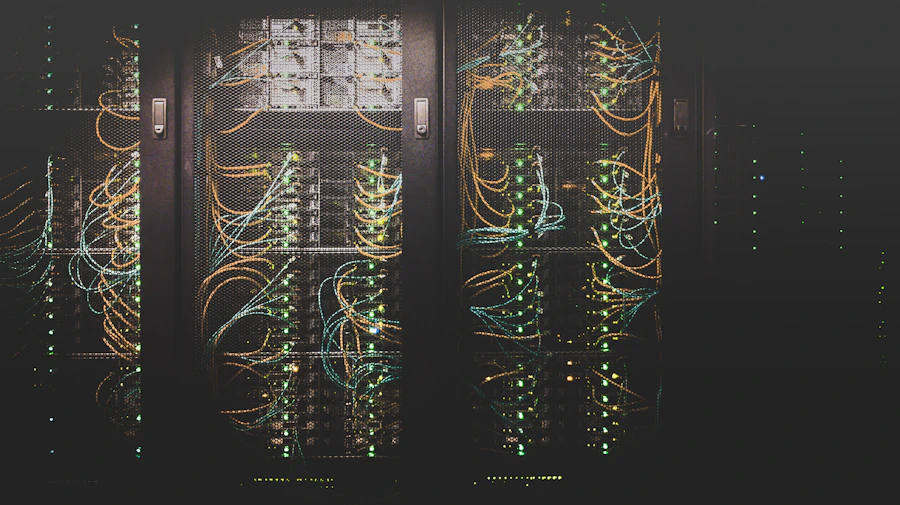 Corredor de servidores em data center com luzes azuis, representando infraestrutura em nuvem