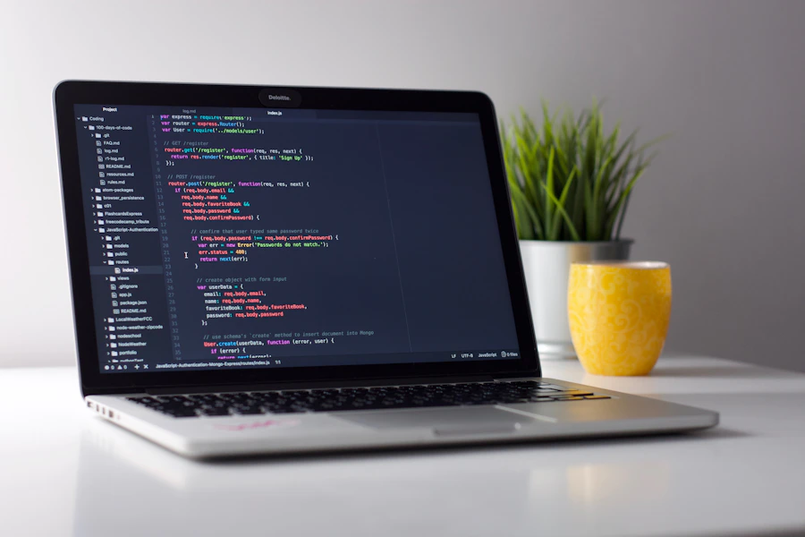 Tela com linhas de código em um editor, representando desenvolvimento de software